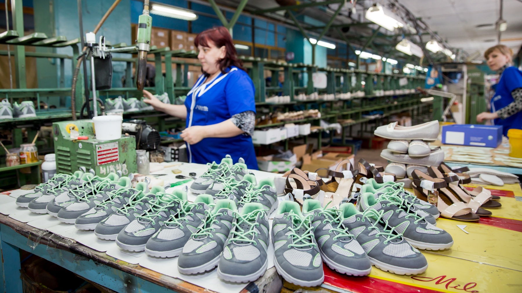 Фабрика обуви отзывы. Обувная фабрика Новосибирск завод. Обувная фабрика Муромец. Смоленская обувная фабрика.