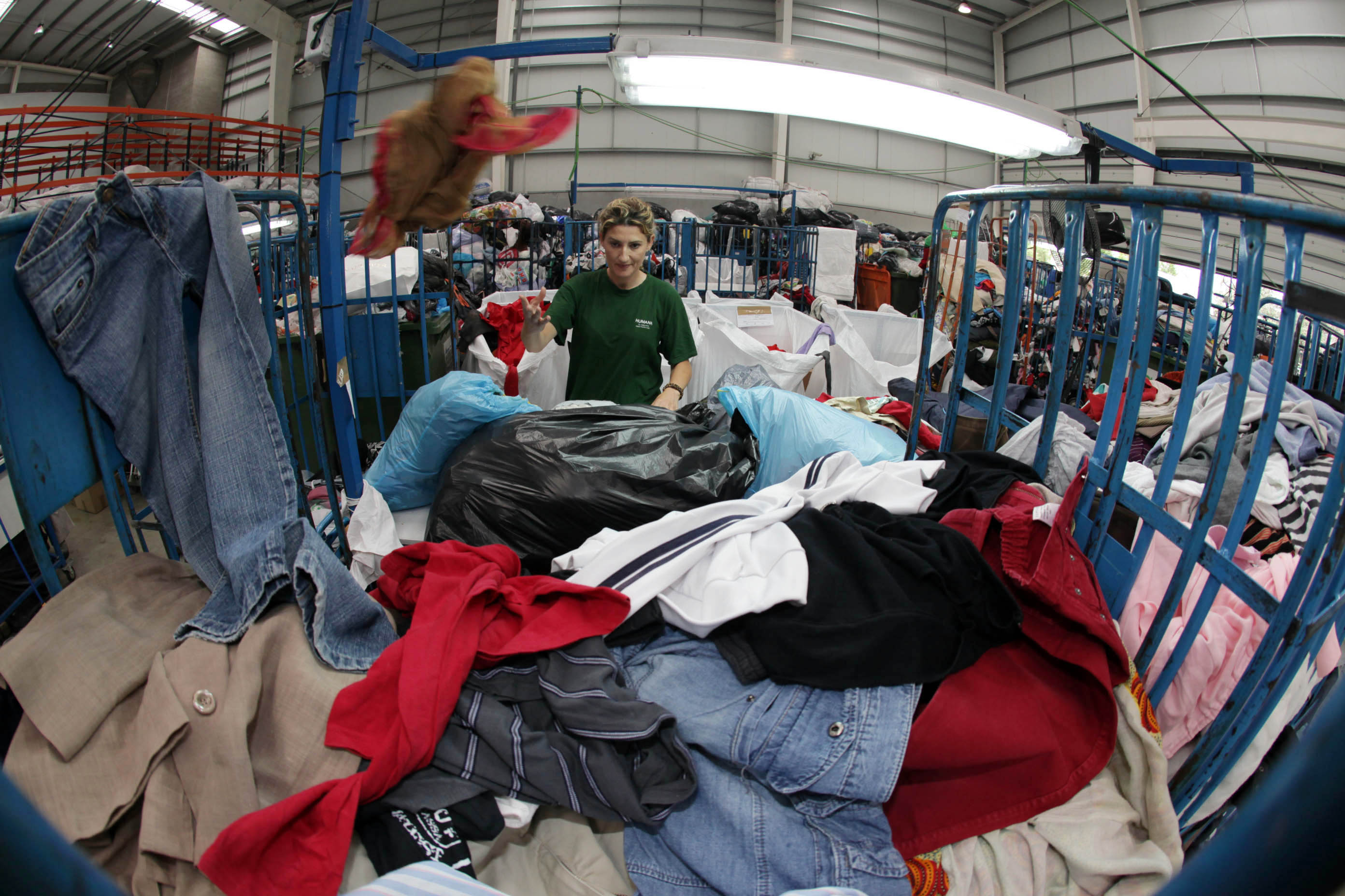 Пункты переработки одежды. Переработка одежды. Утилизация одежды и текстиля. Переработка текстиля. Переработка старой одежды.