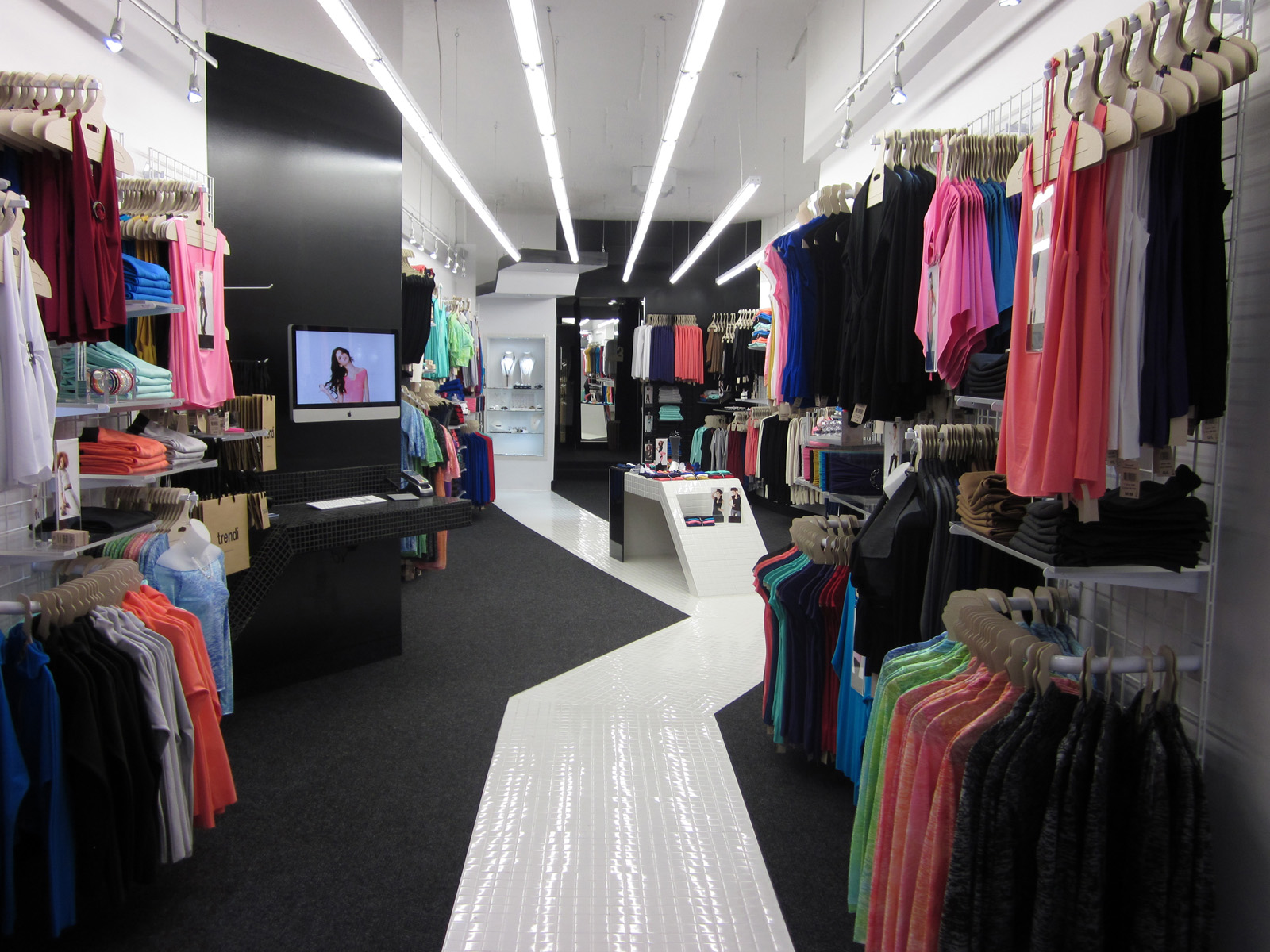 My small shop. Магазин одежды. Торговый центр одежда. Торговые центры женской одежды. Магазин одежды в торговом центре.