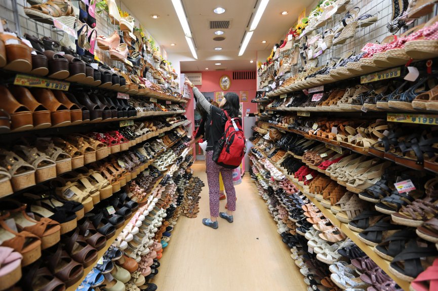 В России продолжают нелегально продавать обувь