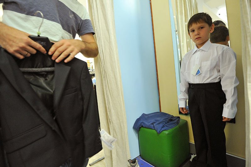 Роскачество в преддверии нового учебного года опубликовало результаты исследования школьных брюк для мальчиков