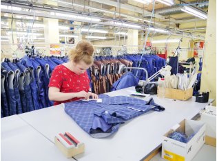 Ивановские швейники отказываются от итальянских тканей, шуяне перестали вязать пледы для шведов