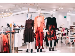 Красиво и осознанно: два принципа формирования гардероба россиян