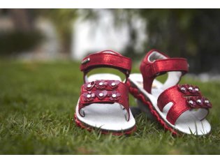 Два производителя из 18 производят безопасную детскую обувь